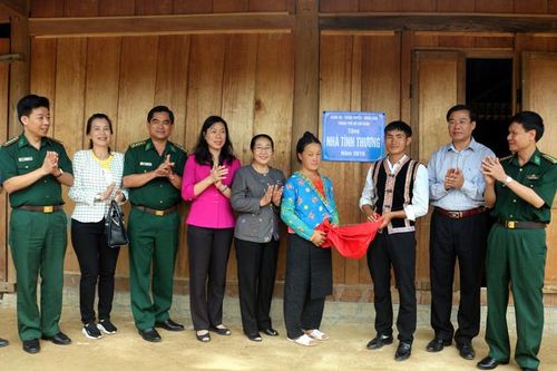 Bàn giao công trình 'Mái ấm cho chiến sĩ, người nghèo nơi biên giới'