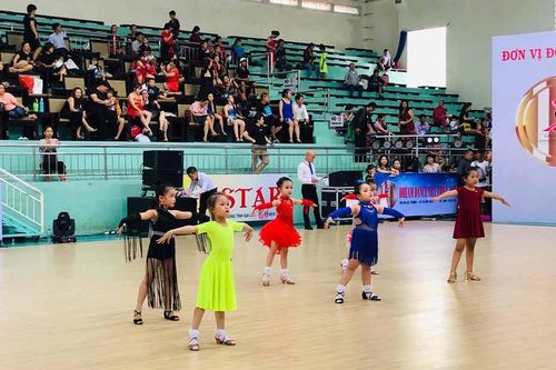 Gần 400VĐV tham gia Giải vô địch khiêu vũ thể thao tỉnh GL mở rộng