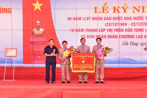Cửa Tùng kỉ niệm 10 năm thành lập thị trấn và đón nhận Huân chương Lao động hạng Nhất