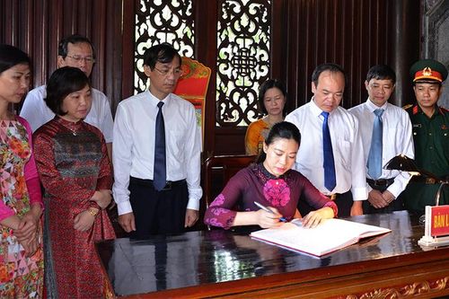Thành ủy Tuyên Quang báo công tại Đền thờ Chủ tịch Hồ Chí Minh