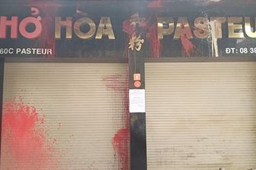 Phó Thủ tướng Trương Hòa Bình yêu cầu báo cáo vụ dùng sơn, mắm tôm 'khủng bố' quán phở
