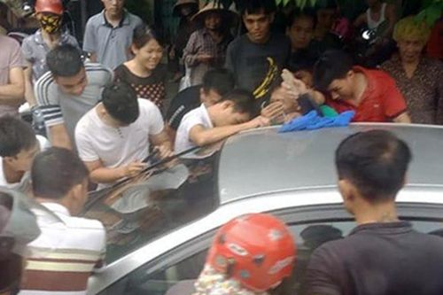 Kịp thời giải cứu 2 cháu bé mắc kẹt trong xe ô tô