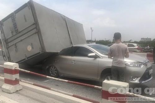 Xe tải lật đè bẹp xe 4 chỗ gây ra tai nạn liên hoàn