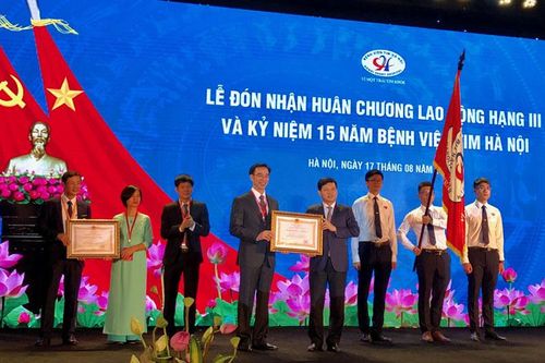 Bệnh viện Tim Hà Nội đón nhận Huân chương Lao động hạng Ba