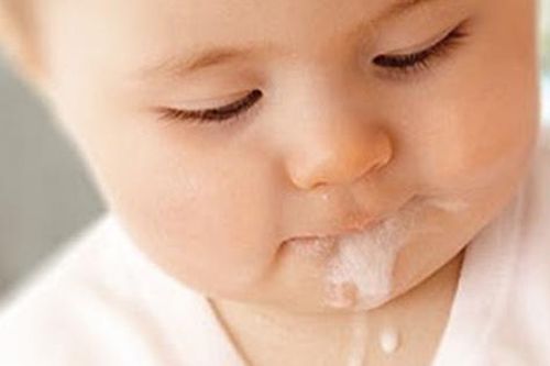 Trẻ nôn trớ nhiều, dấu hiệu cần cho đi khám sớm