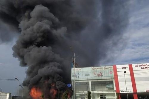 Bắc Giang: Hỏa hoạn thiêu rụi siêu thị 90K lúc sáng sớm