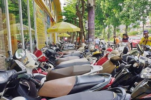 Nhà sách, hàng ăn'mua' được lòng, lề đường?
