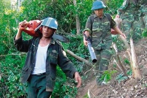 Tặng bằng khen cho người hùng chống 'giặc lửa' ở Hà Tĩnh