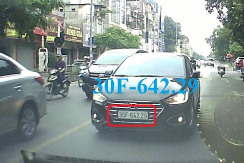 Lái xe ô tô lấn hoàn toàn sang làn đối diện, còn 'khiêu khích' gây bức xúc