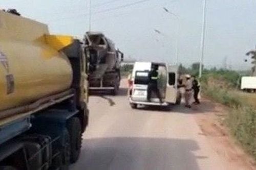 Về thông tin 'Công an nổ súng trên QL1 để chặn bắt xe ô tô đeo biển số giả'