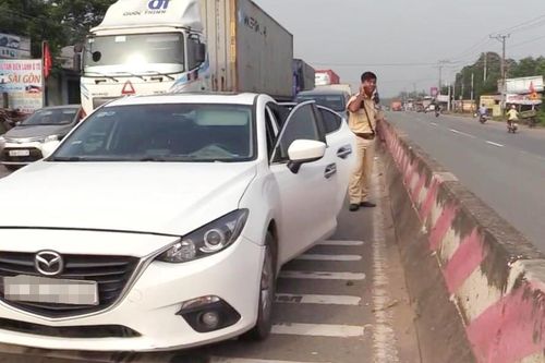 CSGT đuổi bắt tài xế nghiện ma túy, lái ôtô vượt đèn đỏ hơn 40 km