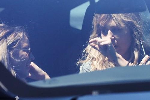 Miley Cyrus đưa bạn gái tin đồn đi chơi