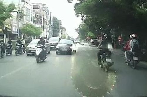 Lái xe ôtô lấn làn, khiêu khích tài xế khác