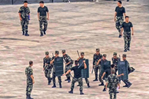 Cảnh sát Trung Quốc diễn tập chống bạo loạn sát Hong Kong