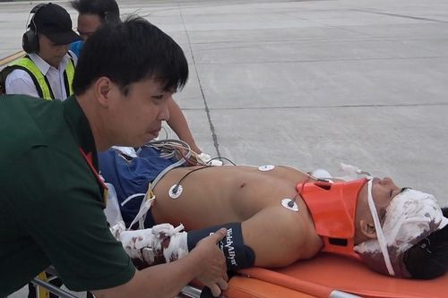 Trực thăng đưa chiến sĩ từ Trường Sa vào đất liền cấp cứu