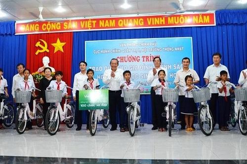 Phó Thủ tướng Thường trực Trương Hòa Bình thăm, tặng quà nhân dân vùng căn cứ cách mạng