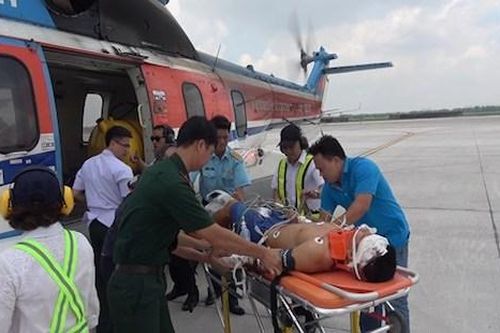 Trực thăng đưa chiến sĩ từ Trường Sa vào đất liền cấp cứu