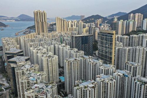 Cơn địa chấn Hong Kong, người dân hoảng loạn gom tiền mặt