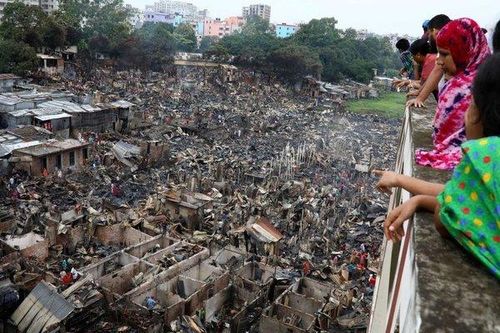 Khu ổ chuột Bangladesh cháy, thiêu rụi nhà hàng ngàn người