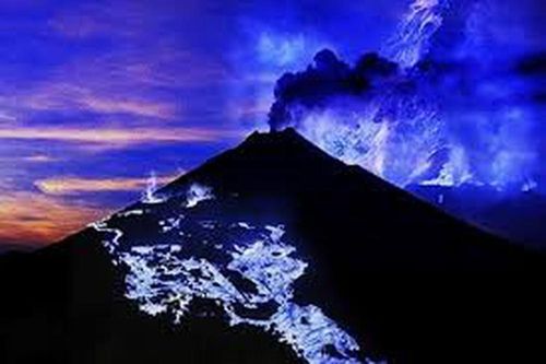 Ngọn núi phun lửa màu xanh dương ở Indonesia