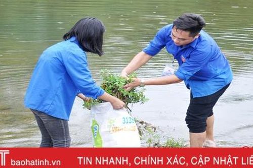 ĐVTN Hà Tĩnh thu gom, cắm biển cấm đổ rác bảo vệ các dòng sông
