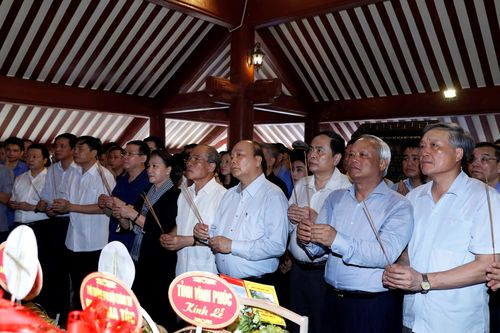 Thủ tướng, Chủ tịch Quốc hội dâng hương tưởng nhớ Chủ tịch Hồ Chí Minh