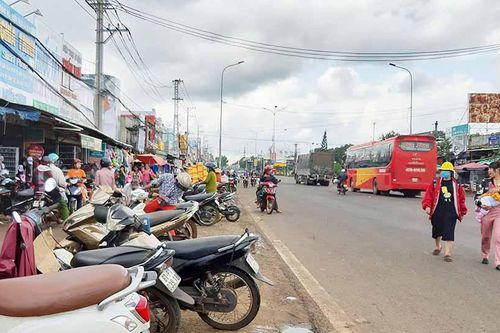 'Nói không' với chợ tạm trên quốc lộ