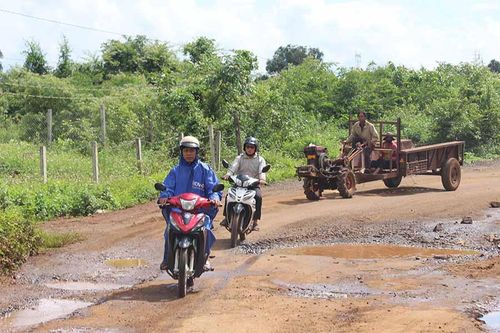 Chư Sê: Đường liên xã xuống cấp nghiêm trọng