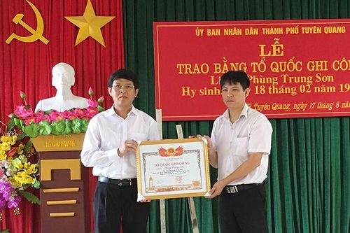 Trao Bằng Tổ quốc ghi công liệt sỹ Phùng Trung Sơn