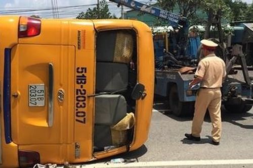 Xe khách mất lái lật ngang đường, hơn 10 người bị thương