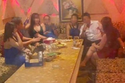 Tiếp viên 'mát mẻ' phục vụ khách trong phòng karaoke không phép