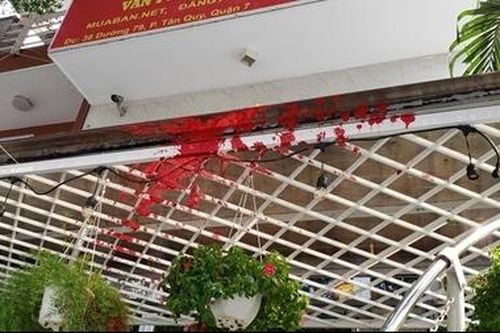 Truy tìm hai 'Ninja' tạt sơn pha mắm tôm vào nhà dân