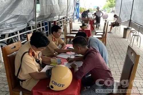 Theo chân Cảnh sát giao thông kiểm tra tài xế sử dụng ma túy