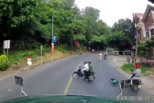 Clip: Xe máy bỏ chạy khi thấy CSGT khiến tài xế container phanh 'dúi dụi'