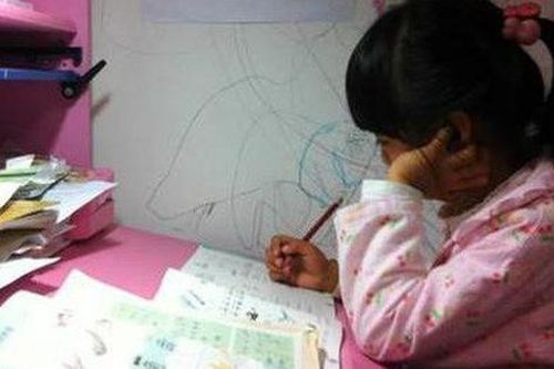 Bi kịch đau lòng của cô bé 8 tuổi bị mẹ ép học quá nhiều sau mẩu giấy 'Mẹ ơi, con mệt quá. Con ngủ một lát mẹ nhé!'