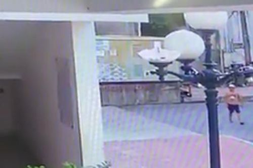 Bé trai chơi dưới lòng đường bị cuốn vào gầm xe bán tải, người dân phải nâng đầu xe để giải cứu cháu bé