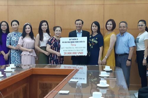 Kiều bào hướng về Trường Sa- nhà giàn DK1