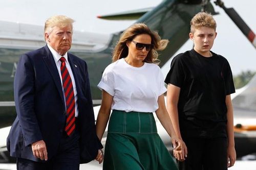 Barron Trump được đoán cao hơn 2 m khi đứng cạnh người cha nổi tiếng