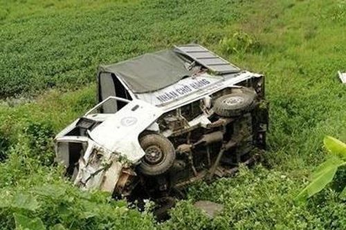 Bị tàu hỏa tông khi cố đẩy ôtô khỏi đường ray