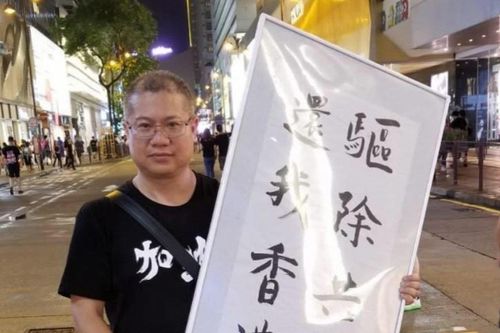 Người biểu tình Hong Kong bị băng đảng đeo mặt nạ đánh giữa đêm