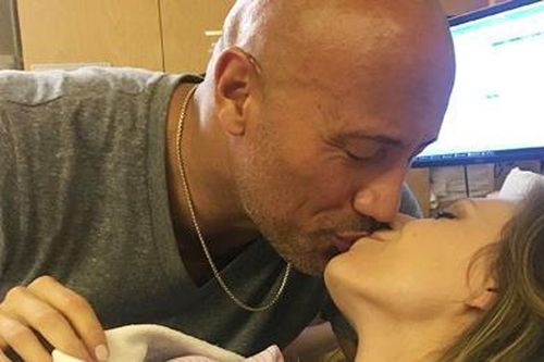 Cựu đô vật The Rock và cuộc tình 10 năm đẹp như mơ với bạn gái ca sĩ