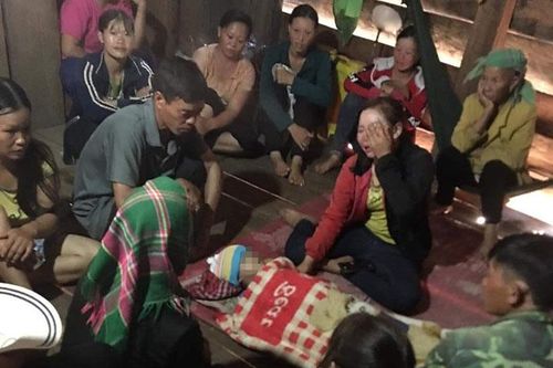 Hai bé tử vong dưới mương nước trước nhà