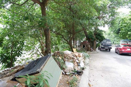 Hà Đông: Rác thải bừa bãi trên bờ sông Nhuệ, ô nhiễm nghiêm trọng