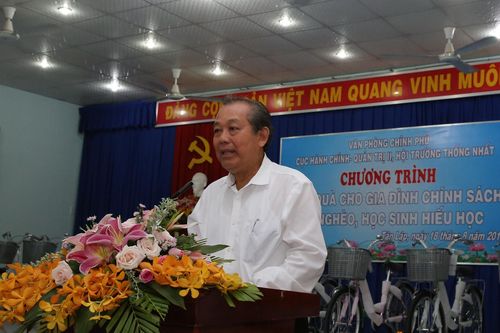 Phó Thủ tướng Thường trực tặng quà gia đình chính sách tại Tây Ninh