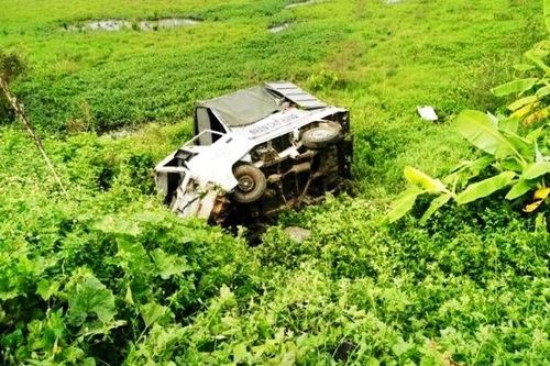 Xe tải chết máy giữa đường ray, bị tàu hỏa đâm biến dạng