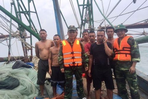 Cứu sáu ngư dân gặp nạn trên biển