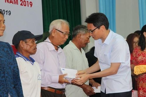 Phó Thủ tướng Vũ Đức Đam thăm và tặng quà nạn nhân chất độc da cam tỉnh Phú Yên