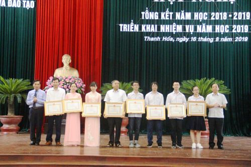 Thanh Hóa: Trao 750 triệu đồng tiền thưởng cho học sinh và giáo viên
