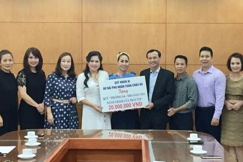 Kiều bào cùng gây quỹ cho Trường Sa - Nhà giàn DK 1 và hướng về quê hương