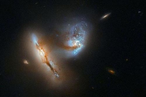 Tin tức thế giới 19/8: NASA công bố ảnh hiếm chụp hai thiên hà sắp va chạm